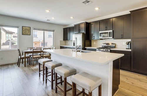 Mission Hills House | Modern Henderson Townhome w/Shared Backyard!