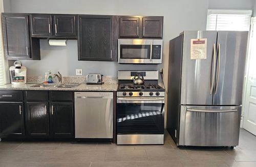 Southwest Garden Apartment | Modern Hidden Gem on the Hill. ★ Cute backyard ★