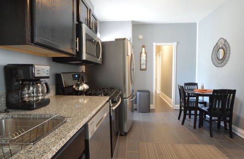 Southwest Garden Apartment | Modern Hidden Gem on the Hill. ★ Cute backyard ★