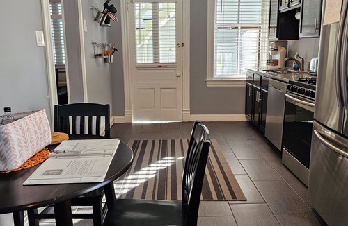 Southwest Garden Apartment | Modern Hidden Gem on the Hill. ★ Cute backyard ★