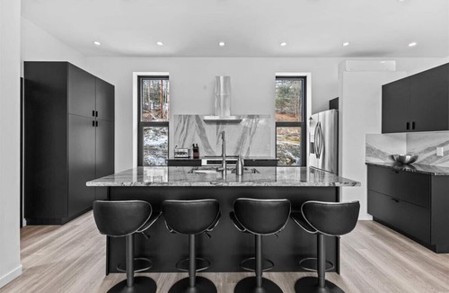 Moscow House | Modern Hideaway Chefs Kitchen & Sauna 15min to Ski