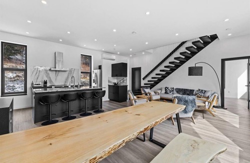 Moscow House | Modern Hideaway Chefs Kitchen & Sauna 15min to Ski