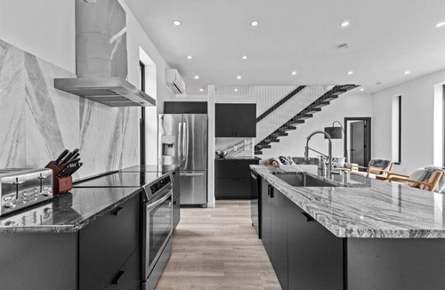 Moscow House | Modern Hideaway Chefs Kitchen & Sauna 15min to Ski