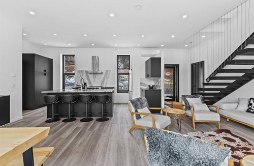 Moscow House | Modern Hideaway Chefs Kitchen & Sauna 15min to Ski