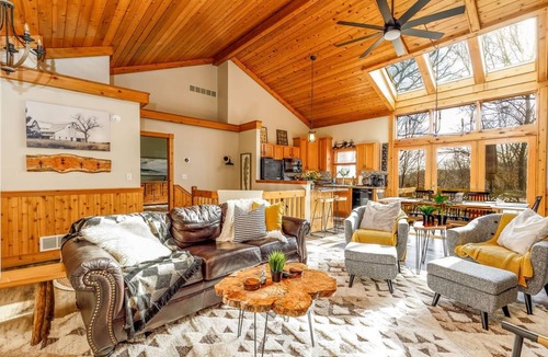 The Galena Territory Cabin | Modern Hideaway Hot tub Great for large groups!