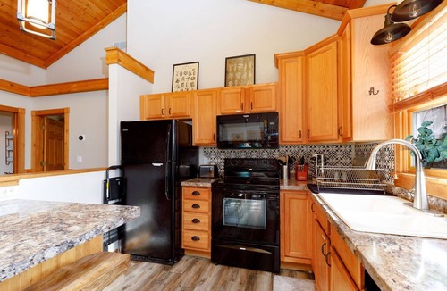 The Galena Territory Cabin | Modern Hideaway Hot tub Great for large groups!