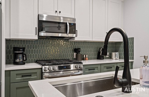 Dawson House | Modern Hideaway w Private Upper Deck | Near SoCo Eats, Zilker Days, Moody Nights