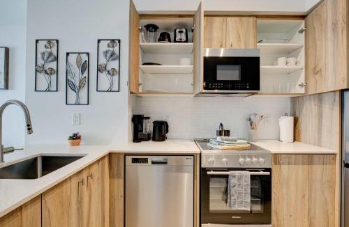 Kitchener House | Modern High-Rise Condo w City Views & Balcony