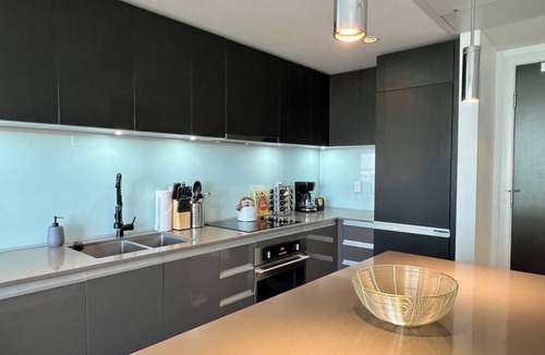 Victoria Park Condo | Modern High-Rise w/Projector, Firetable, Gym & Underground Parking