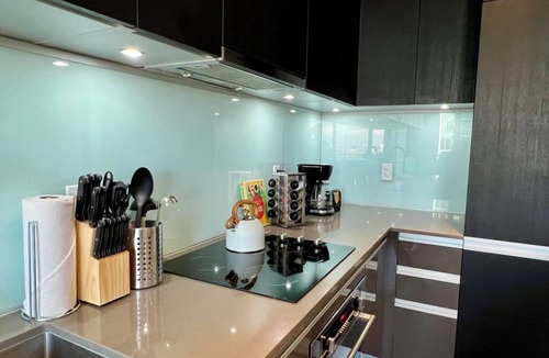 Victoria Park Condo | Modern High-Rise w/Projector, Firetable, Gym & Underground Parking