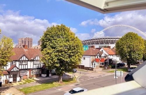 Tokyngton House | Modern high spec 5 bed home by wembley stadium.