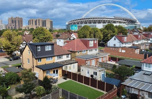 Tokyngton House | Modern high spec 5 bed home by wembley stadium.