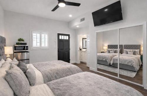 Woodland Hills House | Modern Hillside 1BR Retreat
