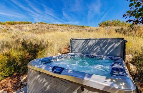 Summit Park House | Modern Hillside Manor
