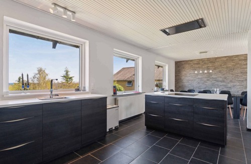Sandkaas Villa | Modern holiday home with sea view in Tejn