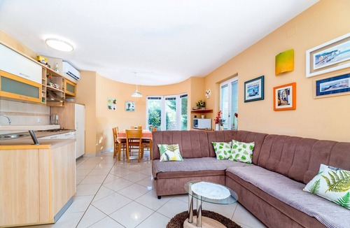 Jurandvor Apartment | Modern holiday flat with garden, deckchair, WiFi, air conditioning