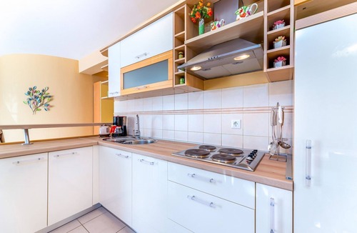Jurandvor Apartment | Modern holiday flat with garden, deckchair, WiFi, air conditioning