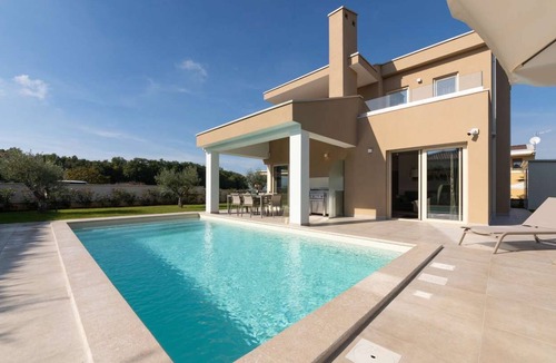 Vrvari Villa | Modern holiday home Alina with swimming pool