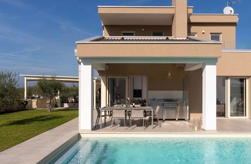 Vrvari Villa | Modern holiday home Alina with swimming pool