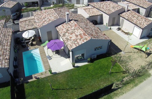 Piolenc House | Modern Holiday Home in Piolenc with Pool