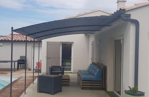 Piolenc House | Modern Holiday Home in Piolenc with Pool