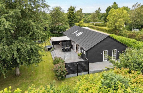 Hoensinge House | Modern holiday home with hot tub and nature