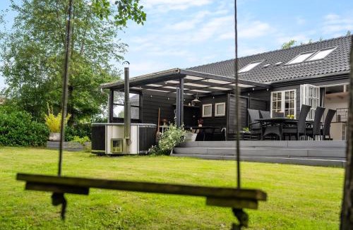 Hoensinge House | Modern Holiday Home With Hot Tub And Nature