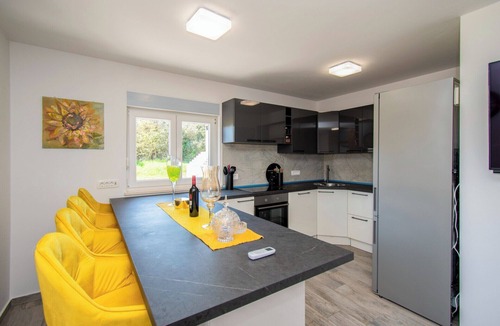 Valdebek House | Modern holiday home with jacuzzi and large garden