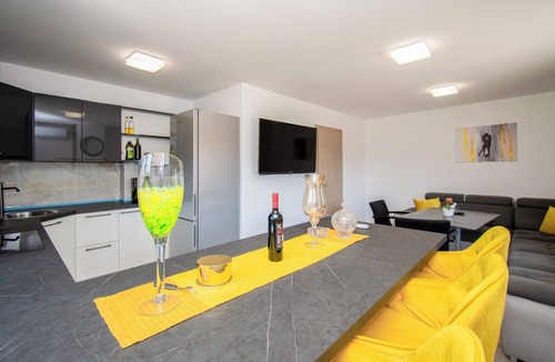 Valdebek House | Modern holiday home with jacuzzi and large garden