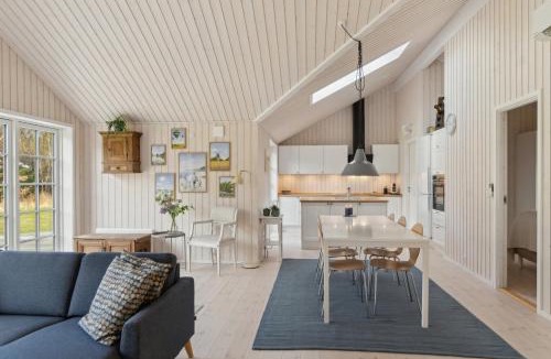 Hoensinge House | Modern Holiday Home With Large Garden Near Beach