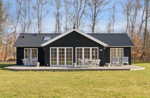 Hoensinge House | Modern Holiday Home With Large Garden Near Beach