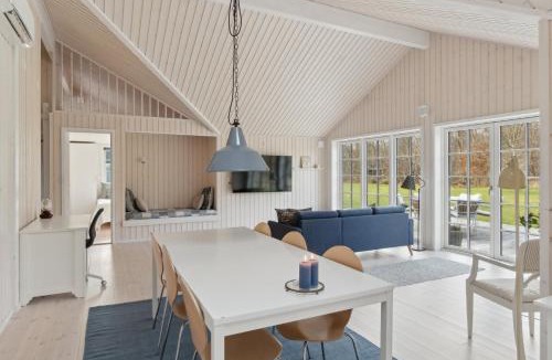 Hoensinge House | Modern Holiday Home With Large Garden Near Beach