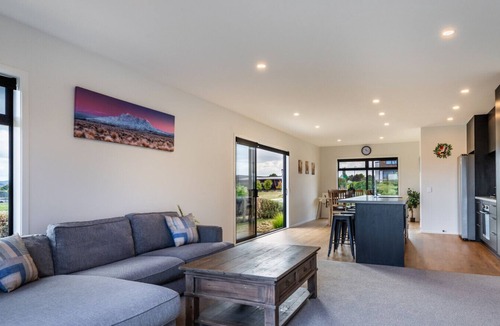 Rainbow Point House | Modern Holiday Retreat – Relax & Unwind in Style