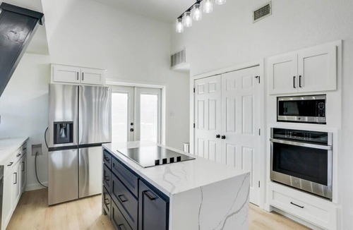 Denton House | Modern Home - 1 Acre Lot w/Pool, Patios, Jacuzzi