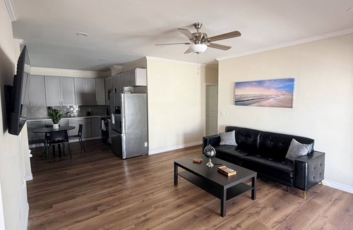 Mid City House | Modern Home 3BR, 2.5 Bath Sleeps 10 Close to DTLA