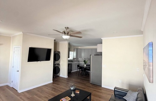 Mid City House | Modern Home 3BR, 2.5 Bath Sleeps 10 Close to DTLA