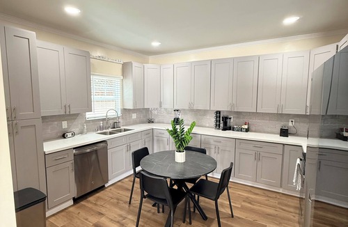 Mid City House | Modern Home 3BR, 2.5 Bath Sleeps 10 Close to DTLA