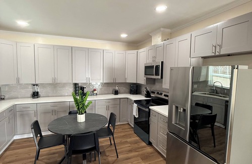 Mid City House | Modern Home 3BR, 2.5 Bath Sleeps 10 Close to DTLA