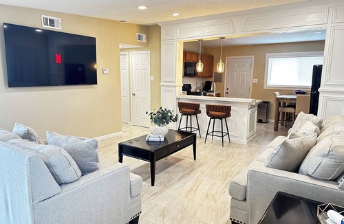 Hobbs House | Modern Home, 3BR 2BA , Smart TV, Free Parking, Fast WiFi
