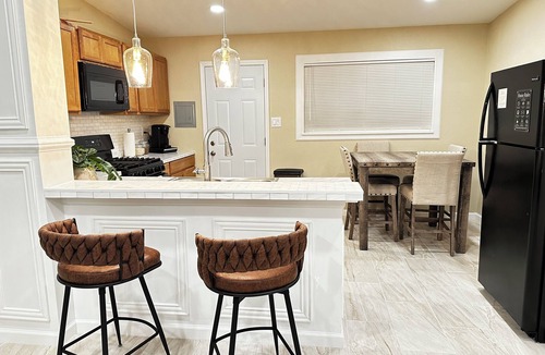Hobbs House | Modern Home, 3BR 2BA , Smart TV, Free Parking, Fast WiFi