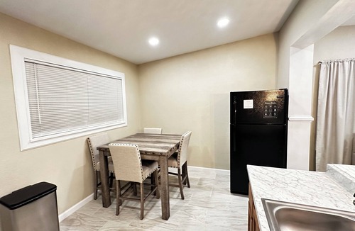 Hobbs House | Modern Home, 3BR 2BA , Smart TV, Free Parking, Fast WiFi