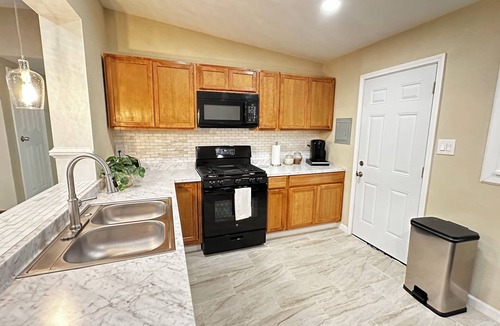 Hobbs House | Modern Home, 3BR 2BA , Smart TV, Free Parking, Fast WiFi