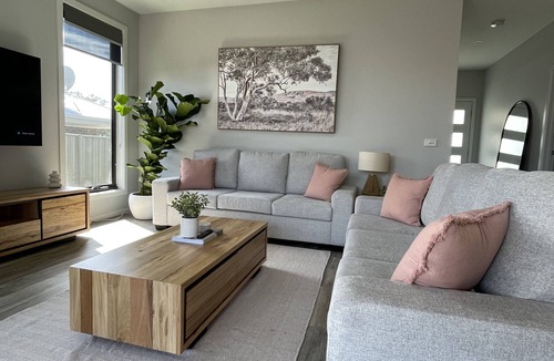 Mansfield House | Modern Home Away From Home