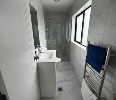 Te Atatu South House | Modern Home by the Reserve