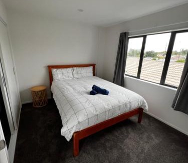 Te Atatu South House | Modern Home by the Reserve