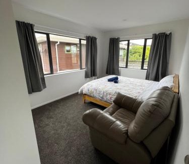 Te Atatu South House | Modern Home by the Reserve