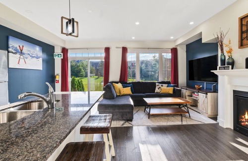 The Blue Mountains Villa | Modern Home with Sauna, Pool Table and Mountain View