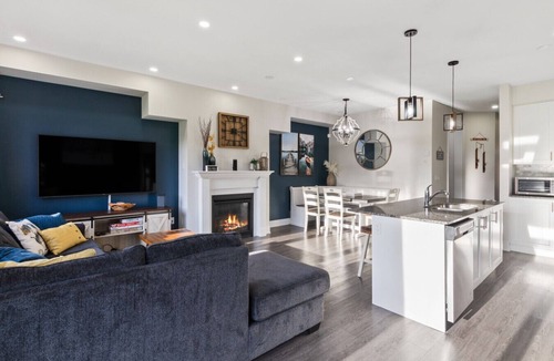 The Blue Mountains Villa | Modern Home with Sauna, Pool Table and Mountain View