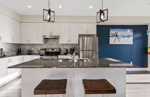 The Blue Mountains Villa | Modern Home with Sauna, Pool Table and Mountain View