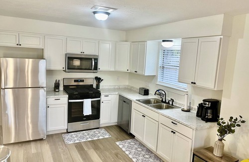 Wheeler Ridge House | Modern Home - Close to A&M !